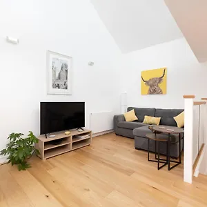 Modern 3-storey 3-bedroom Apartamento